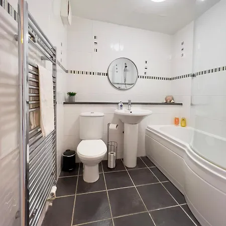 Sleek & Modern 2Br - Easy Access To City Centre Glasgow Exterior photo