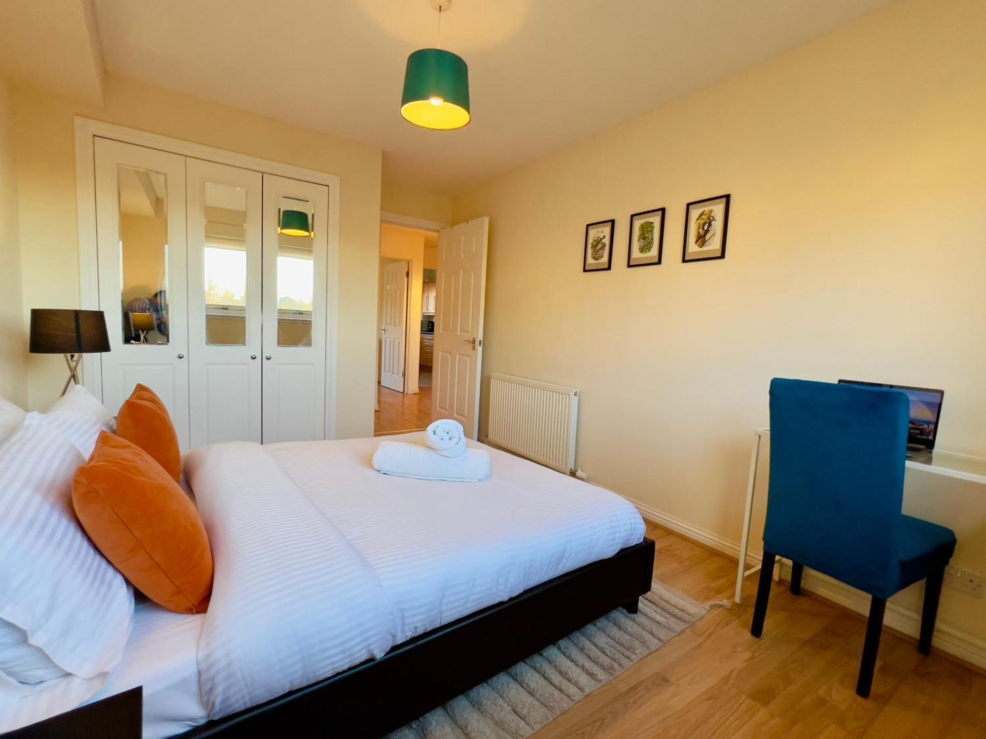 Sleek & Modern 2br - Easy Access To Centre *