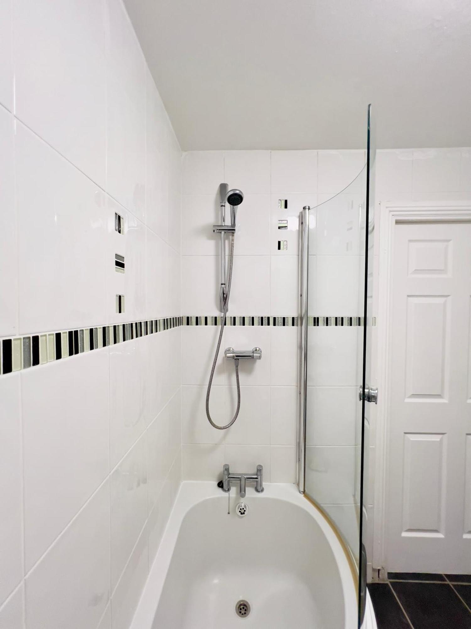 Sleek & Modern 2br - Easy Access To Centre *