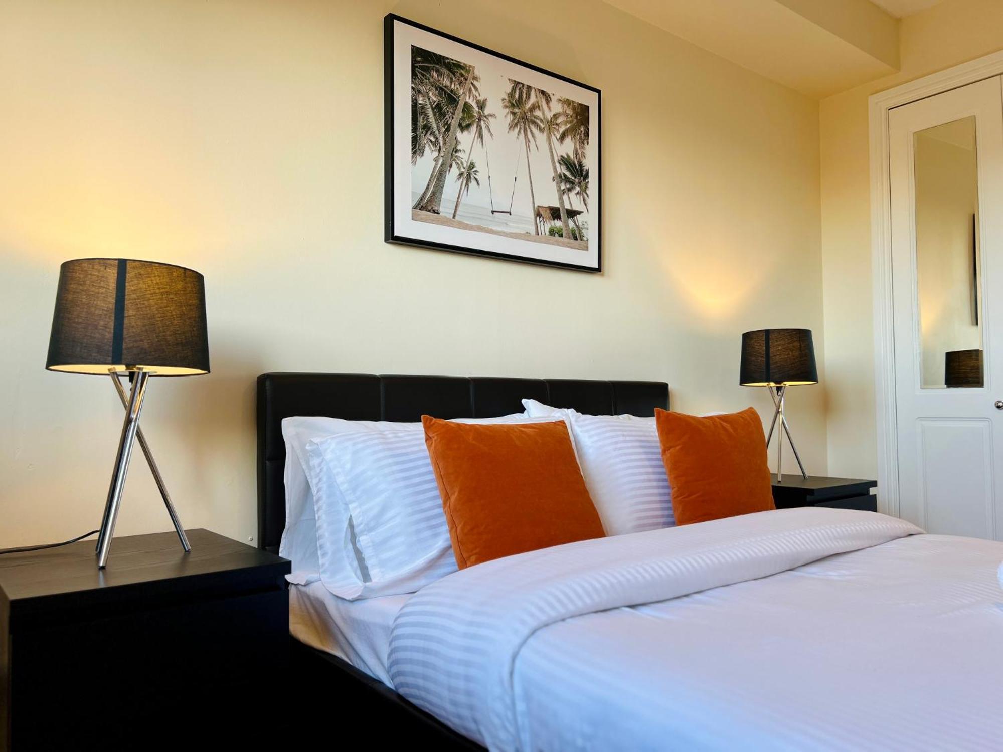 Sleek & Modern 2br - Easy Access To Centre Apartment *