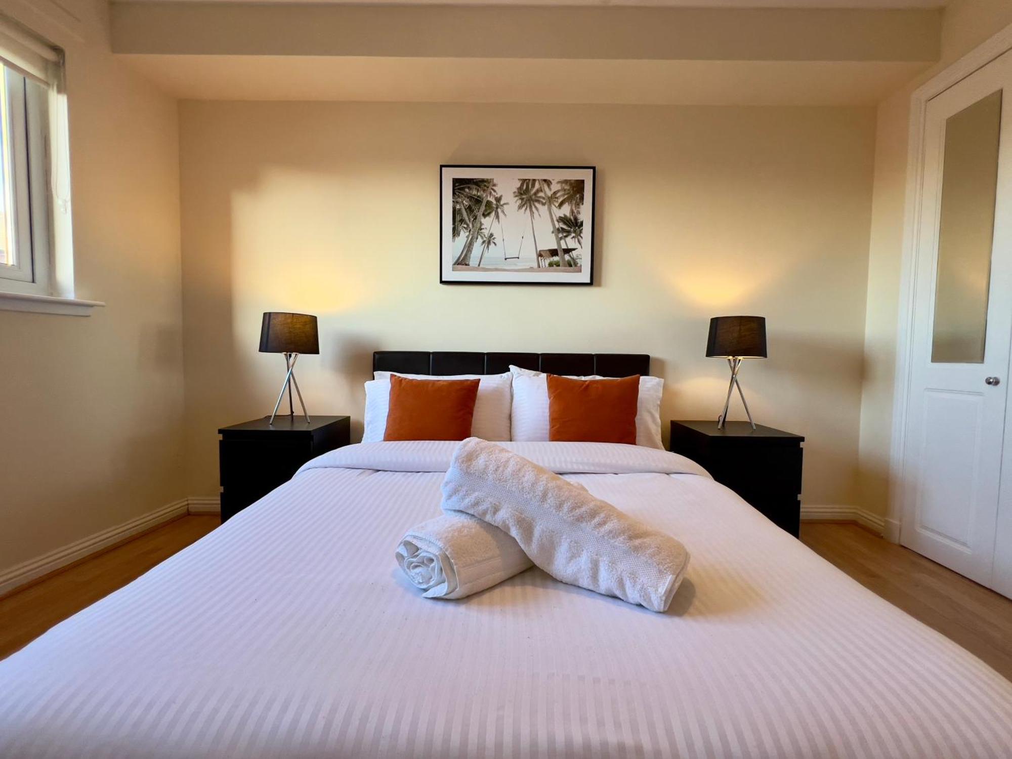 Sleek & Modern 2br - Easy Access To Centre Apartment