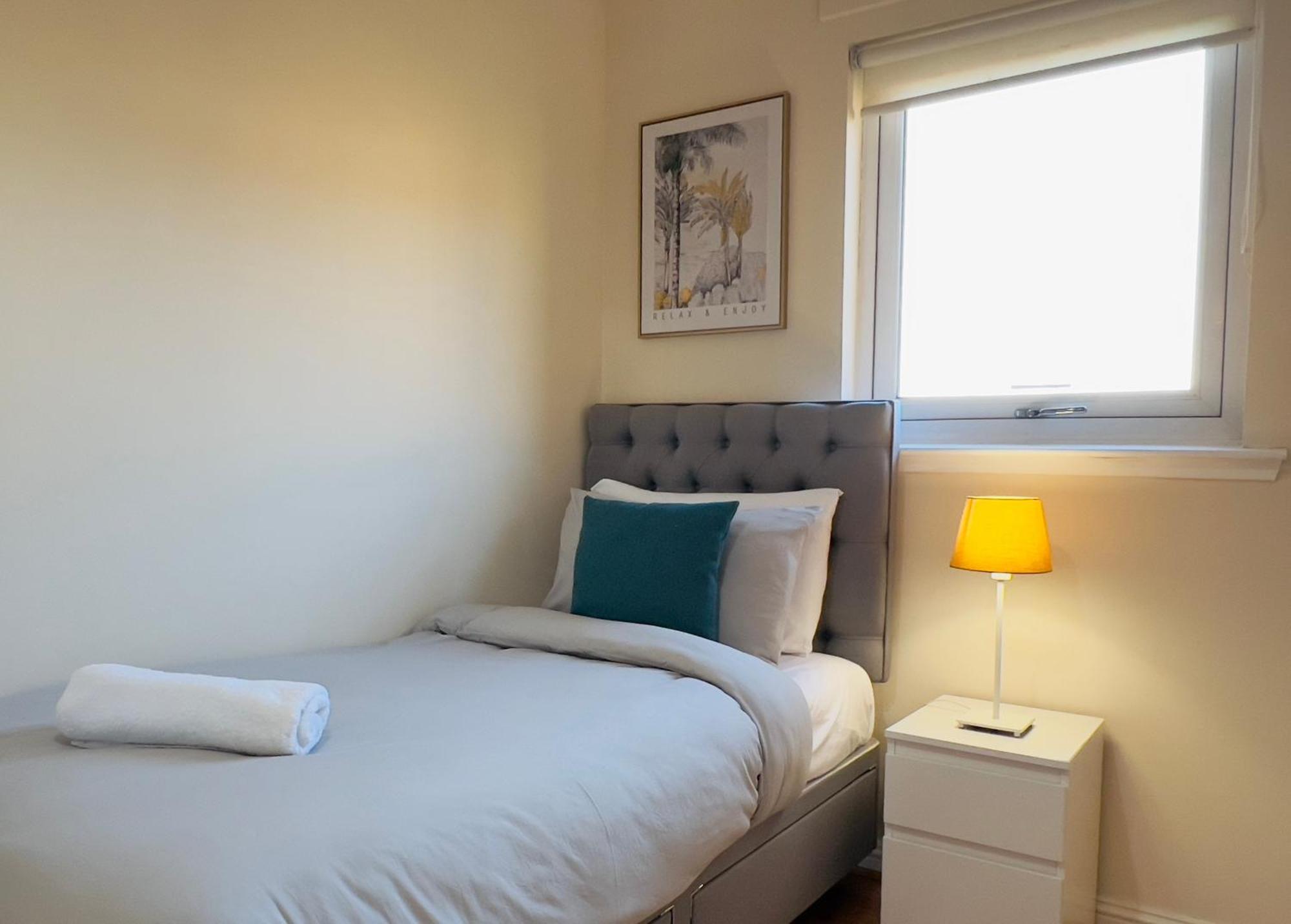 Sleek & Modern 2br - Easy Access To Centre Apartment *