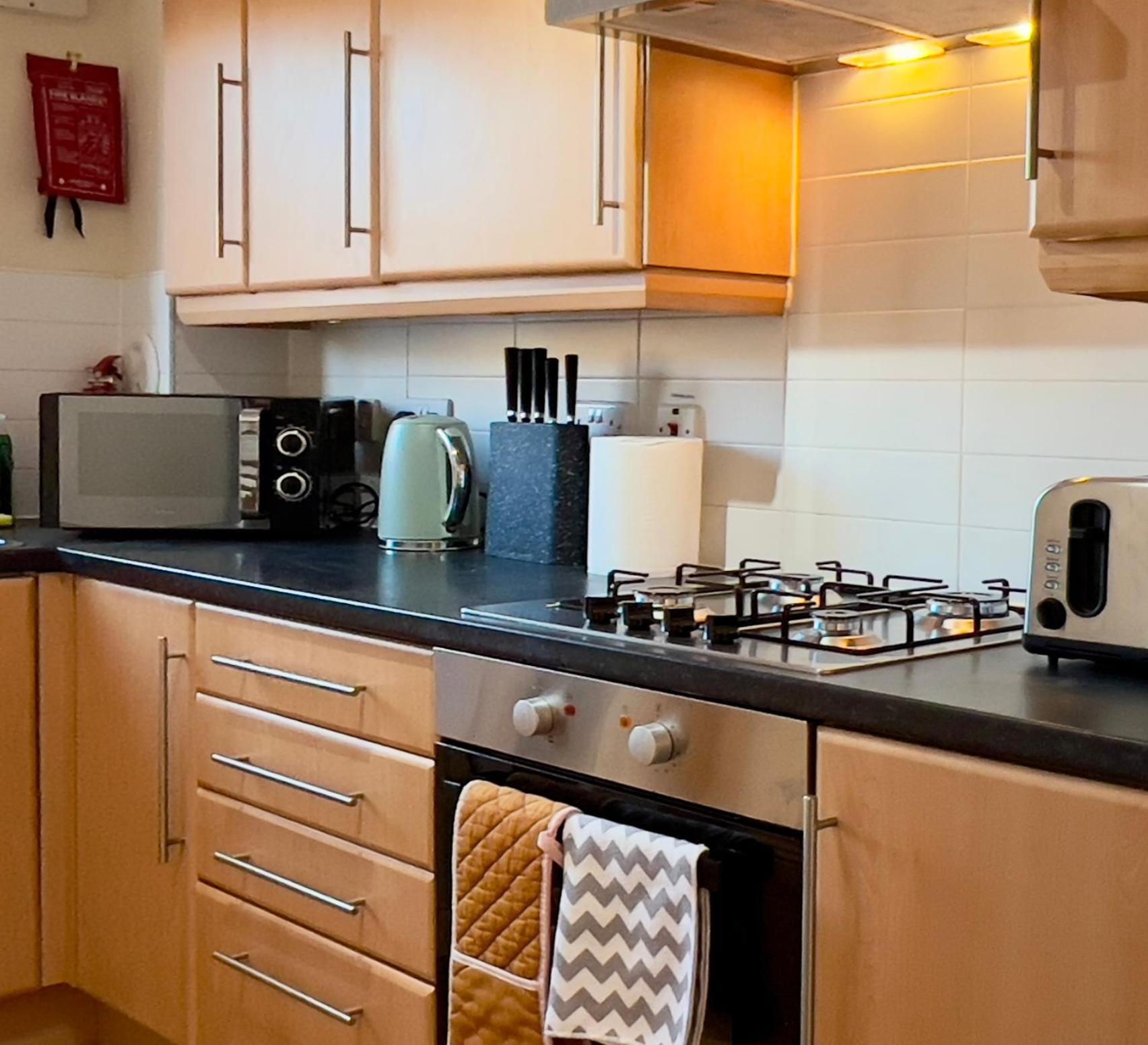 Sleek & Modern 2br - Easy Access To Centre